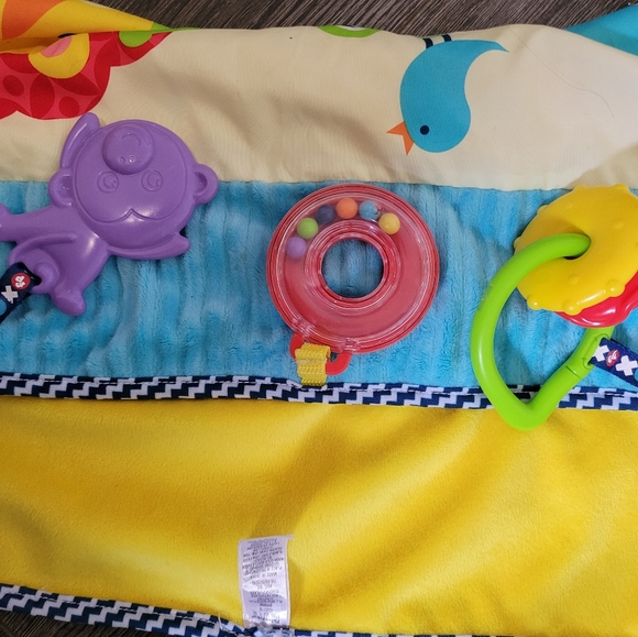 On the Go Activity Throw - Picture 3 of 5